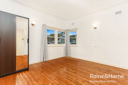 Charming 2-Bedroom Flat in Prime Kingsgrove Location - Photo 2