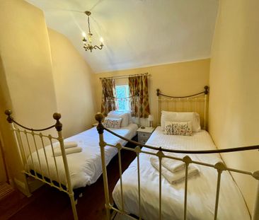 2 bedroom mid terrace to let - Photo 4