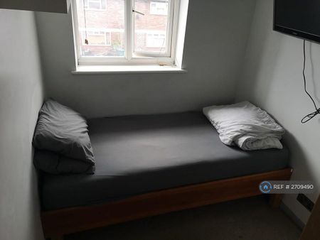 1 bedroom in a house share to rent - Photo 2