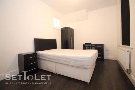 4 bedroom flat to rent - Photo 2