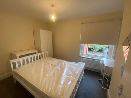 4 bedroom semi-detached house to rent - Photo 5