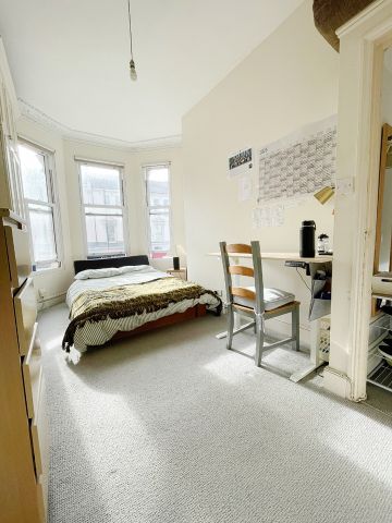 2 Bed Flat, Battersea Rise, SW11 - Photo 4