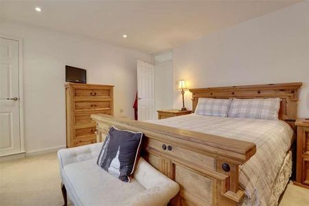 Pennant Hills, Havant, PO9 - Photo 2