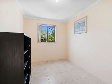 Modern Split-Level Townhouse in Prime Robina Location - Ideal for Students - Photo 3