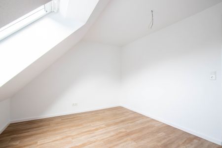 Top renovierte 3 Zimmer Dachgeschosswohnung mit Balkon und Einbauküche in Bielefeld Hillegossen - Photo 2