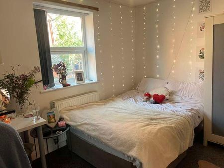 Derby Grove: Bedroom Student House, NG7 - Photo 3