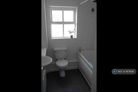 3 bedroom flat to rent - Photo 5