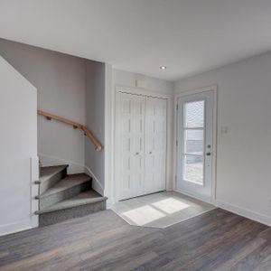 Superbe 5 ½ sur deux étages, style maison de ville! - Photo 2