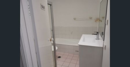 Split-level well looked after villa - Photo 2