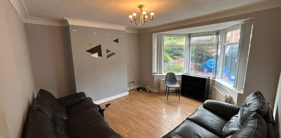 4 bedroom semi-detached house to rent - Photo 2