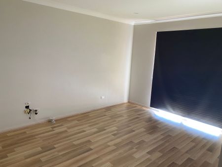 Five-Bedroom Home with Workshop & Double Garage - Photo 2