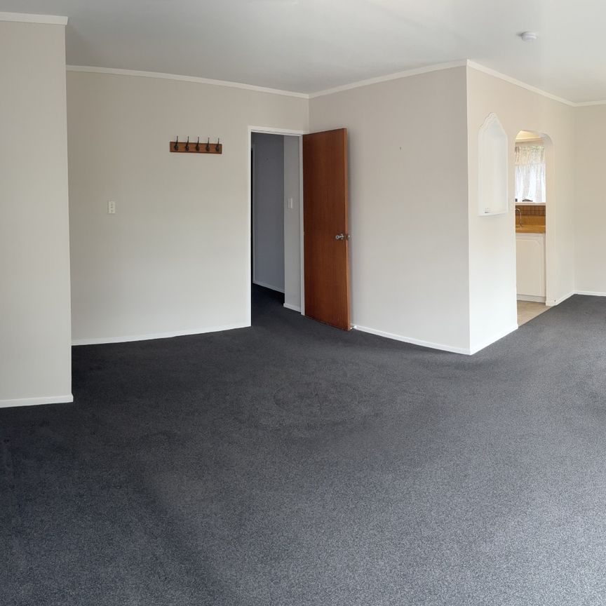 Cosy home plus a Pool! - Photo 1