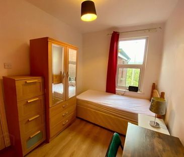 Donegall Road, Room 2, All Bills Included, Belfast, BT12 5NA - Photo 3