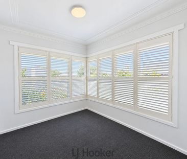 Spacious Five-Bedroom Family Home with Freshly Updated Interiors! - Photo 4