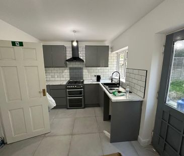 4 bedroom end of terrace house to rent - Photo 5