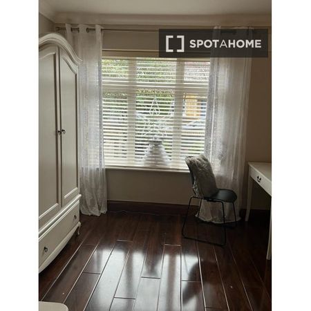 Modern room for rent in 5-bedroom house, Woodstown Village - Photo 3