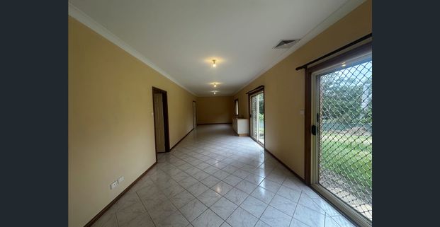 HUGE Family Home. - Photo 1