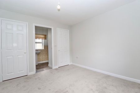 3 bedroom Detached House to let - Photo 3