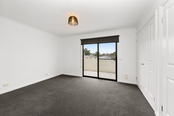 Stylish Townhouse in Central Ballarat - Photo 1