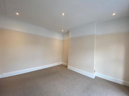 3 bedroom flat to rent - Photo 5