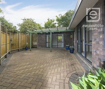 Elegant Brick & Tile Home with Ensuite & Entertain - Photo 3