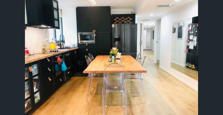 Beautifully renovated three bedroom apartment in great inner city location - Photo 2