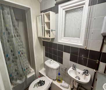 The Avenue, Worcester Park - Photo 2