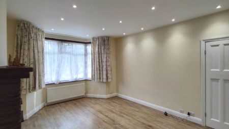 4 bed semi-detached to rent - Photo 2