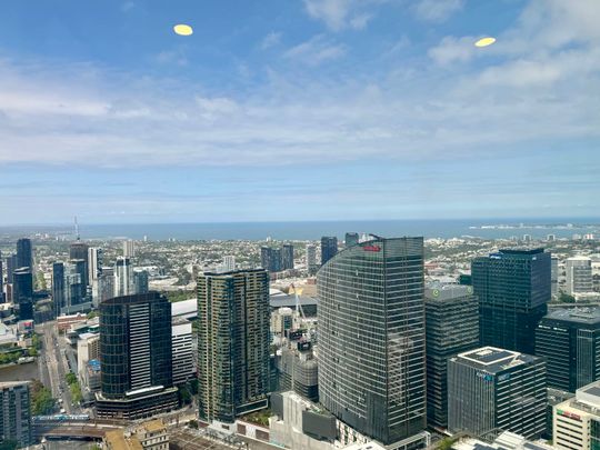 Stylish 2-Bedroom Apartment in the Heart of Melbourne! - Photo 1