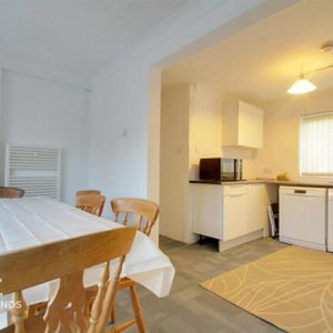 1 bedroom in a house share to rent - Photo 2