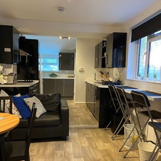 Room in a Shared House, Cromwell Road, SO15 - Photo 1