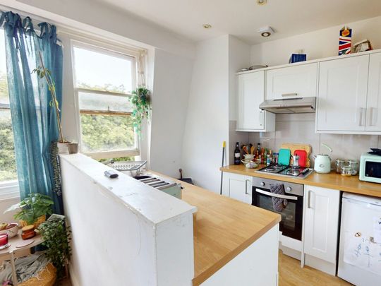 Flat to rent on - Photo 1