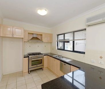 Modern Chic Townhouse in Prime Fremantle Location - Photo 4
