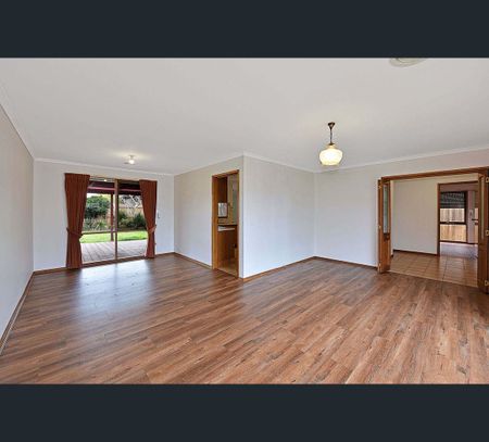 5 Gillingham Cres, Craigieburn, Vic 3064 - Photo 2