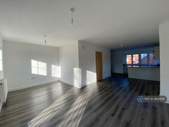 4 bedroom semi-detached house to rent - Photo 1