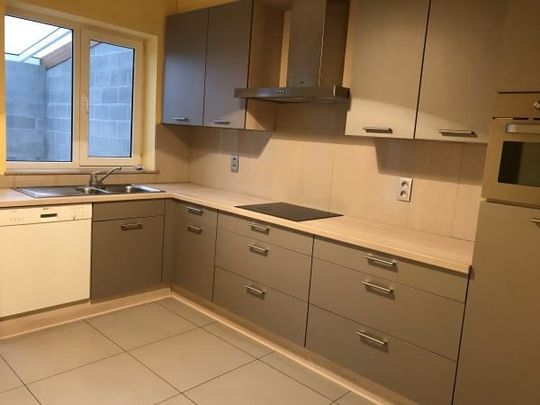 Gezellige halfopen woning met 3 slaapkamers, veranda en carport in Paal - Photo 1