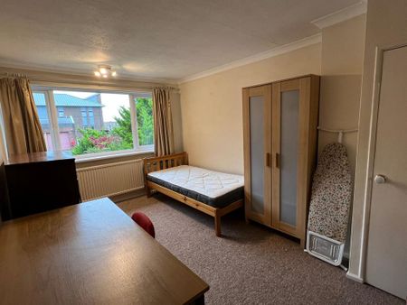 4 bedroom semi-detached house to rent - Photo 5