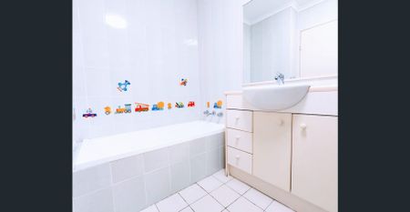 Oversized Apartment with Swimming Pool/Tennis Court in the Block - Photo 2