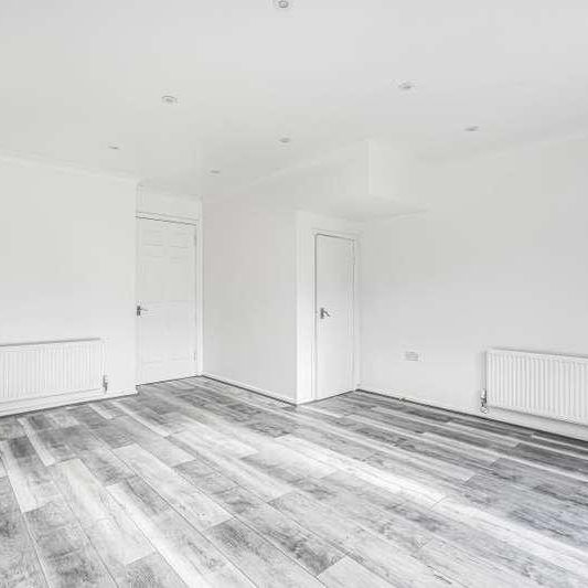 Hennessy Road, Edmonton, N9 - Photo 1