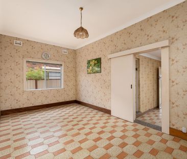 Sun-Drenched 3-Bedroom Family Home Ideal for Entertaining - Photo 2