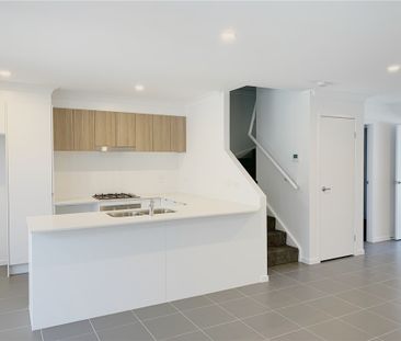 Near New LUXURY 3 BEDROOM TOWNHOUSE WITH DUCTED AIR CONDITIONING - Photo 6
