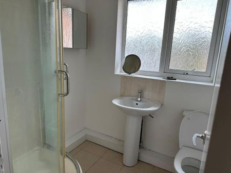 1 bedroom in a house share to rent - Photo 4