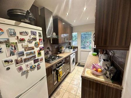 Leamington Crescent, Harrow, HA2 - Photo 4