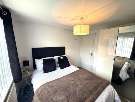 4 bedroom semi-detached house to rent - Photo 5