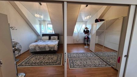 Grosszügige Dachwohnung mit Balkon! 1. Monat GESCHENKT! - Photo 4