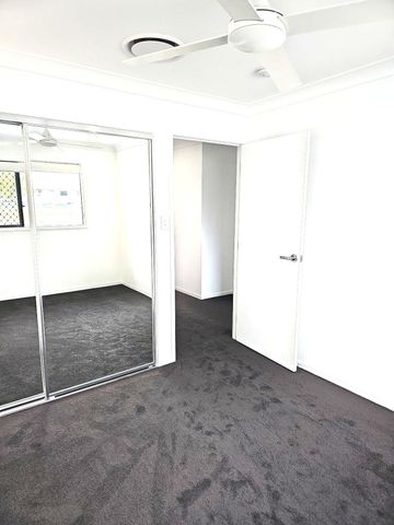 EXTRA UNDERCOVER PARK AT BACK OF UNIT-SPACIOUS 4 BED TOWNHOUSE WITH DUCTED AIRCON - Photo 3