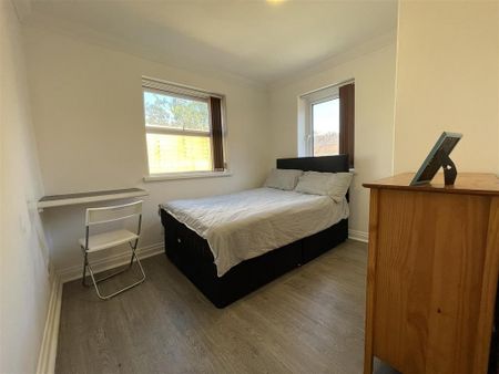 4 bedroom apartment to rent - Photo 4