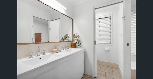 Family home on a large block - Photo 1