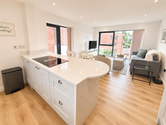 Mount Avenue, Heswall, Wirral - Photo 1