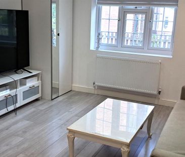 5 bed semi-detached house to rent in Robin Hood Drive, Bushey, WD23 - Photo 4